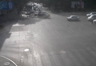 Bakıda yol polisinin gözü qarşısında qəza: sürücü yolun ortasına sərildi (VİDEO)