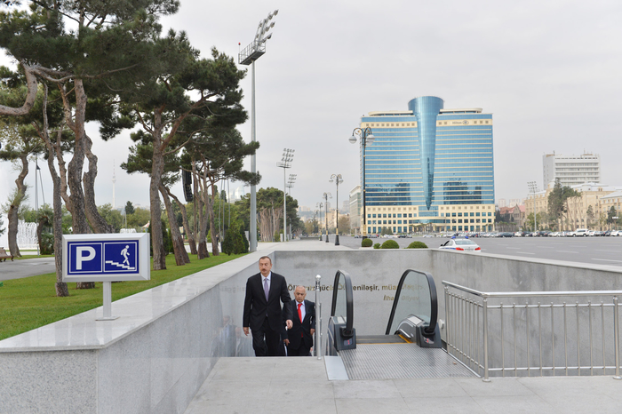 Prezident İlham Əliyev Bakının Neftçilər prospektində ikimərtəbəli yeraltı avtomobil dayanacağında yaradılan şəraitlə tanış olub (FOTO)