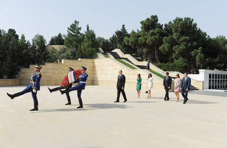 President Ilham Aliyev pays respect to national leader Heydar Aliyev and visits Alley of Martyrs (PHOTO)
