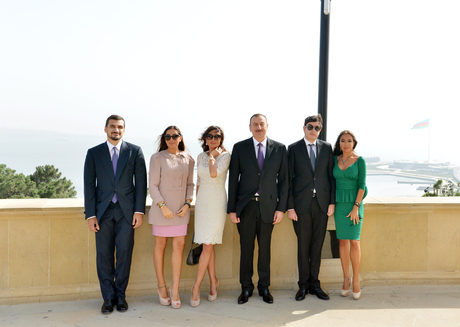 Президент Ильхам Алиев вместе с членами семьи почтил память общенационального лидера Гейдара Алиева, а также посетил Шехидляр хиябаны (ФОТО)