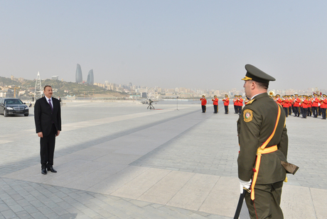 President Ilham Aliyev and his family visits National Flag Square (PHOTO)