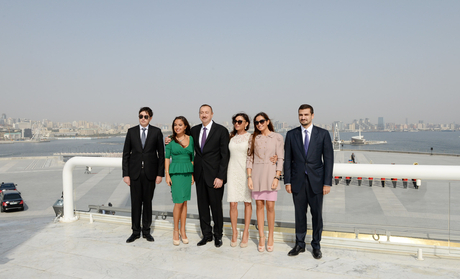 President Ilham Aliyev and his family visits National Flag Square (PHOTO)