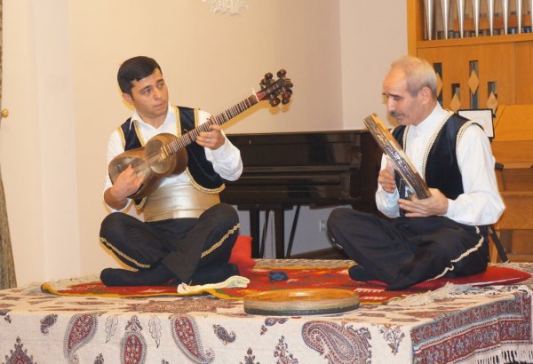 Звуковые возможности азербайджанского тара представлены на международном круглом столе в Москве (фото)