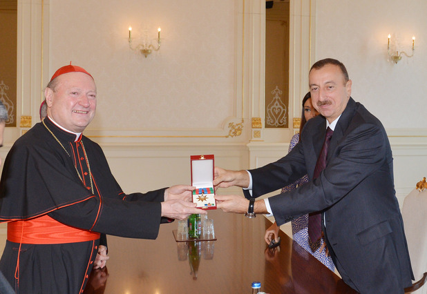 İlham Əliyev Azərbaycan ilə Vatikan arasında əlaqələrin inkişafında göstərdiyi xidmətlərə görə "Medalla Sede Vacante" medalına layiq görülüb (FOTO)
