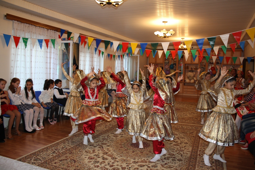 В одном из детских домов Баку преподают русский язык и изобразительное искусство (ФОТО)