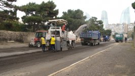 На одной из центральных улиц Баку ведутся ремонтные работы (ФОТО)