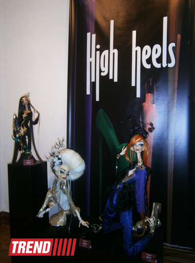 "Высокие каблуки" мастера из Беларуси на Бакинском биеннале кукол (ФОТО)