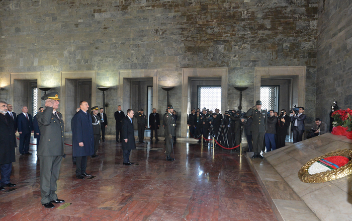 Azərbaycan Prezidenti İlham Əliyev Anıtqəbiri ziyarət edib (FOTO)