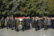 Azərbaycan Prezidenti İlham Əliyev Anıtqəbiri ziyarət edib (FOTO)