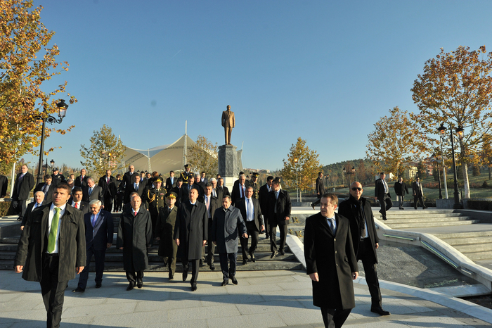 Azerbaijani President visits Heydar Aliyev Park in Ankara (PHOTO)