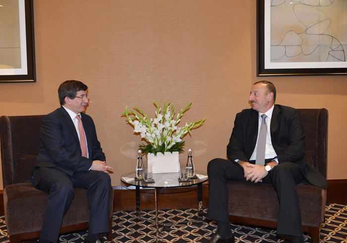 Президент Ильхам Алиев поздравил Ахмета Давутоглу с назначением на пост премьер-министра Турции