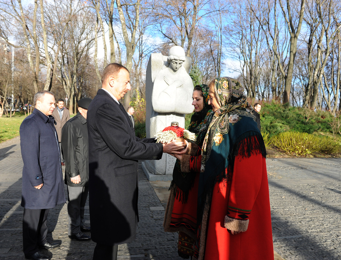 Azerbaijani President pays respect to Holodomor victims of 1930's (PHOTO)