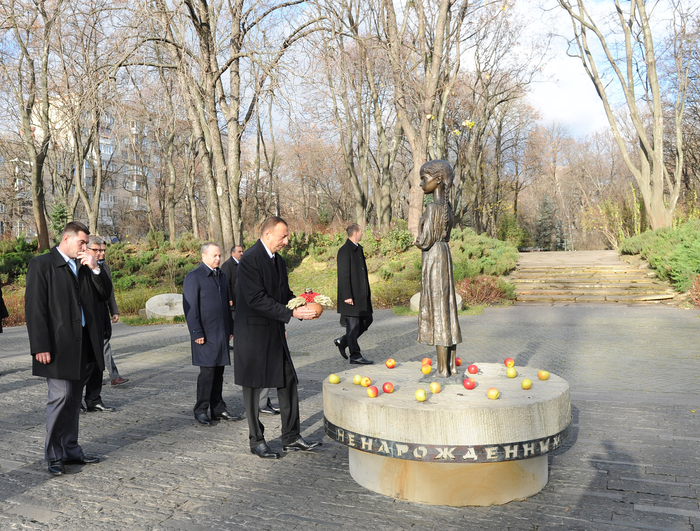 Azerbaijani President pays respect to Holodomor victims of 1930's (PHOTO)