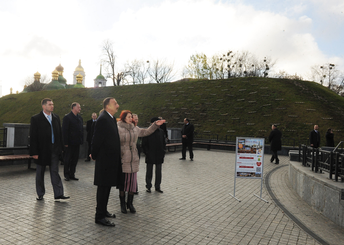 Ильхам Алиев посетил памятник жертвам Голодомора 1930-х годов (ФОТО)