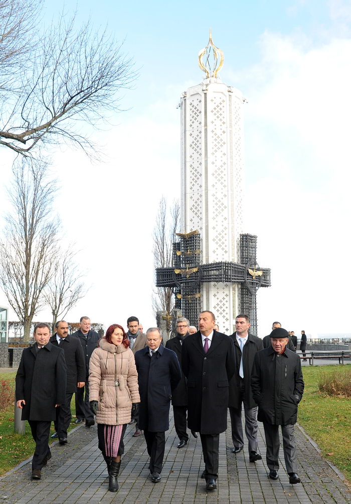 Ильхам Алиев посетил памятник жертвам Голодомора 1930-х годов (ФОТО)