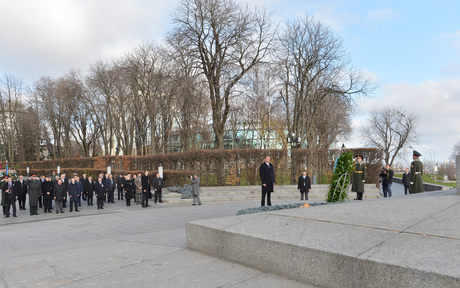 İlham Əliyev Kiyev şəhərindəki “Naməlum əsgər” abidəsini ziyarət edib (FOTO)