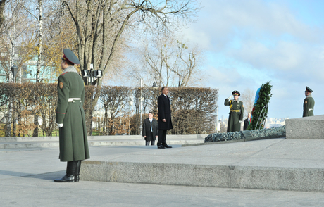 İlham Əliyev Kiyev şəhərindəki “Naməlum əsgər” abidəsini ziyarət edib (FOTO)