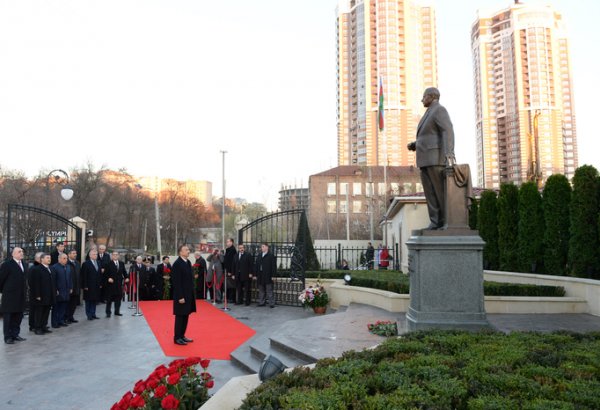 Prezident İlham Əliyev Kiyevdəki Heydər Əliyev parkında görülən işlərlə tanış olub (FOTO)