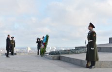 İlham Əliyev Kiyev şəhərindəki “Naməlum əsgər” abidəsini ziyarət edib (FOTO)