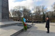 İlham Əliyev Kiyev şəhərindəki “Naməlum əsgər” abidəsini ziyarət edib (FOTO)