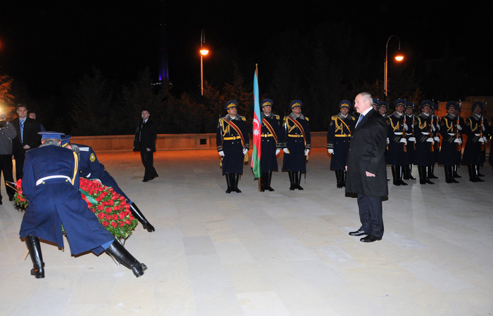 Belarus Prezidenti Aleksandr Lukaşenko Fəxri və Şəhidlər xiyabanlarını ziyarət edib (FOTO) (ƏLAVƏ OLUNUB)