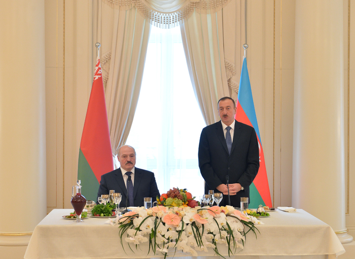 Azerbaijani president hosts official reception in honor of Belarus counterpart (PHOTO)