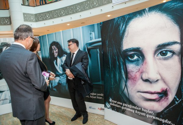 В Баку прошла выставка, посвященная Международному дню борьбы за ликвидацию насилия над женщинами (ФОТО)
