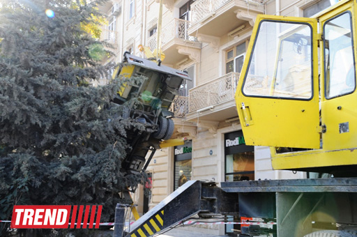 В центре Баку упал подъемный кран (ФОТО)
