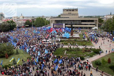 Жители Крыма на митинге поддерживают решение кабмина Украины о приостановке евроинтеграции