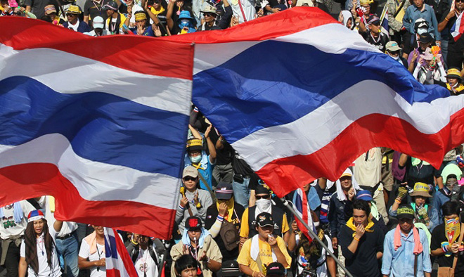 Thai protesters rally at main government complex