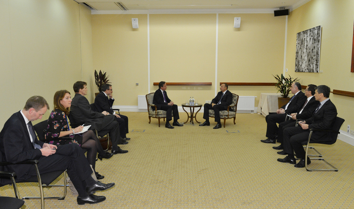 President Ilham Aliyev meets British PM David Cameron in Vilnius (PHOTO)