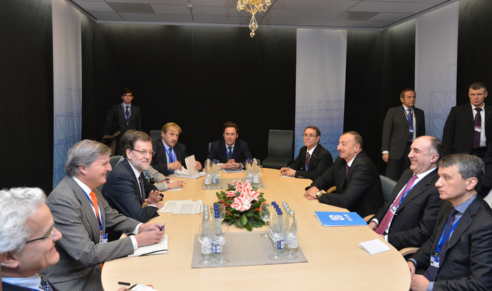 Президент Азербайджана Ильхам Алиев встретился в Вильнюсе с премьер-министром Испании