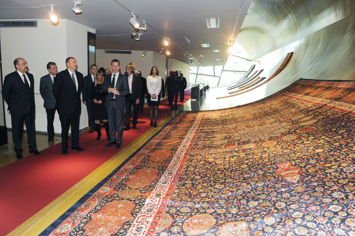 Azerbaijani president observes arrangement of exhibitions at new building of Carpet Museum (PHOTO)