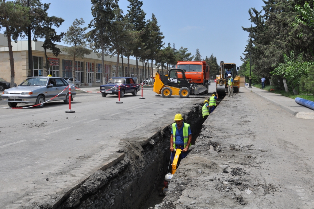"Azərsu"nun təmirdən sonra Bakı yollarında çəkdiyi asfalt örtüyünün yaratdığı problemlər (ƏLAVƏ OLUNUB)