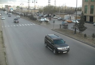 В Баку автомобиль в результате ДТП повалил деревья (ВИДЕО)