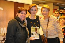 В Баку прошла презентация книги Ганиры Пашаевой "Ученые, изменившие мир" (ФОТО)