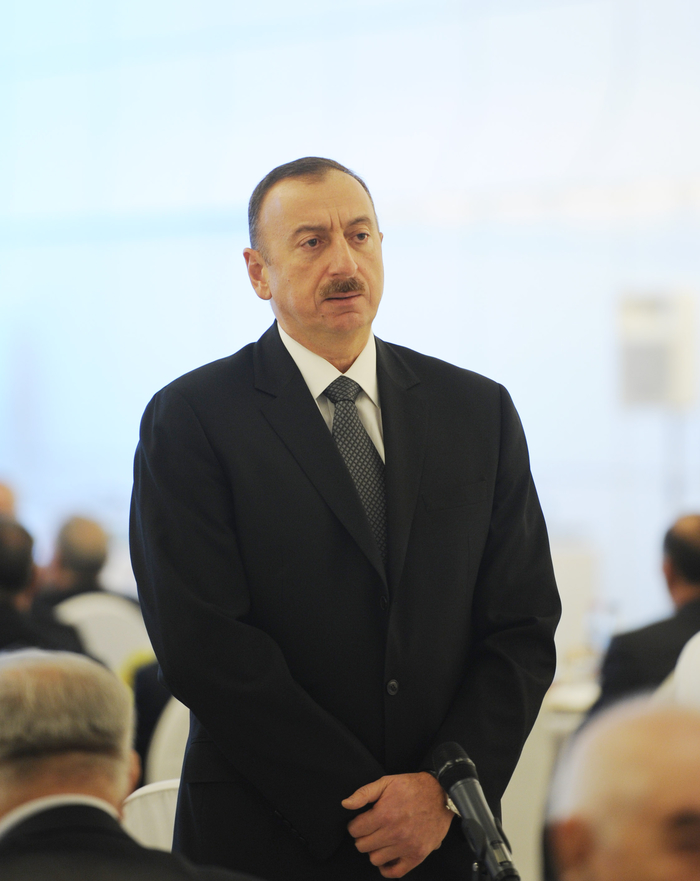 Президент Ильхам Алиев: Мы идем вперед, идем к развитию, будем и впредь управлять Азербайджаном посредством политики Гейдара Алиева (ФОТО)