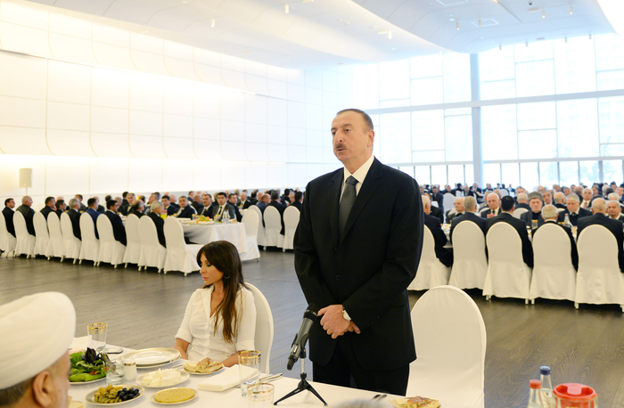 Президент Ильхам Алиев: Мы идем вперед, идем к развитию, будем и впредь управлять Азербайджаном посредством политики Гейдара Алиева (ФОТО)