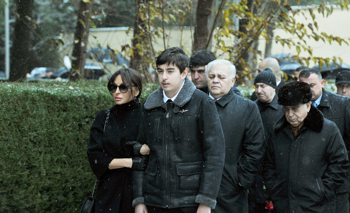 Президент Азербайджана и его супруга посетили могилу общенационального лидера Гейдара Алиева (версия 2) (ФОТО)