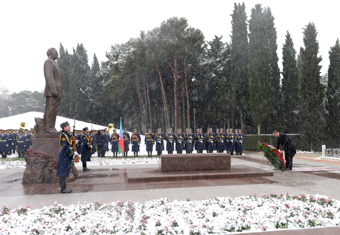 Azerbaijani president pays tribute to national leader Heydar Aliyev (PHOTO)