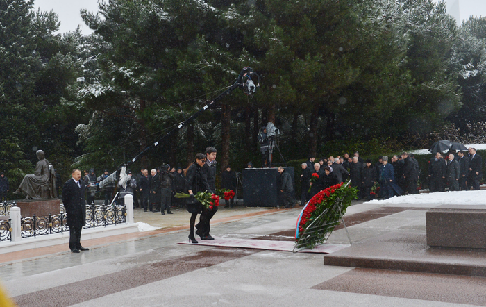 Azerbaijani president pays tribute to national leader Heydar Aliyev (PHOTO)