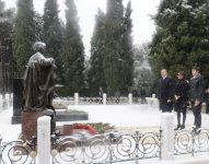 Azerbaijani president pays tribute to national leader Heydar Aliyev (PHOTO)