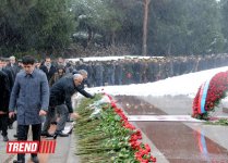 Общественность Азербайджана посещает Аллею почетного захоронения в десятую  годовщину кончины Общенационального лидера Гейдара Алиева   (ФОТО)