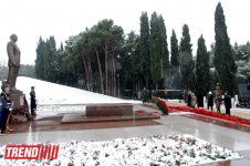 Azerbaijani public visits Alley of Honor on 10th anniversary of Heydar Aliyev’s death (PHOTO) (UPDATE)