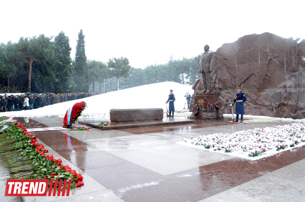 Общественность Азербайджана посещает Аллею почетного захоронения в десятую  годовщину кончины Общенационального лидера Гейдара Алиева   (ФОТО)