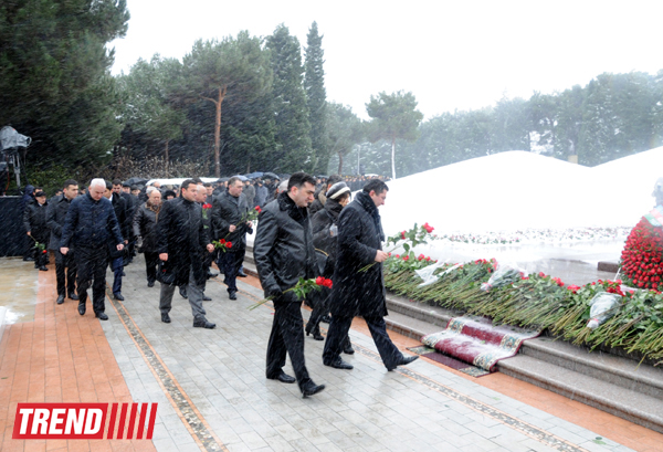 Azerbaijani public visits Alley of Honor on 10th anniversary of Heydar Aliyev’s death (PHOTO) (UPDATE)