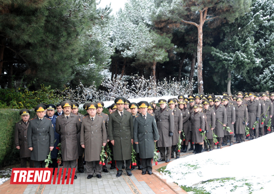 Личный состав МЧС Азербайджана посетил Аллею почетного захоронения и Аллею шехидов (ФОТО)