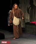 "Человек-амфибия" - Дон Жуан и Тарзан - монах представили в Баку суперкомедию (ФОТО)
