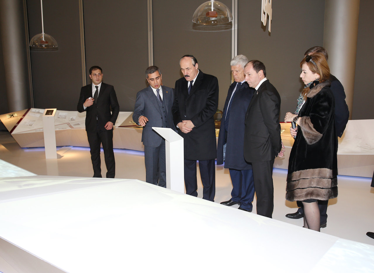 Президент Дагестана ознакомился с Центром Гейдара Алиева (ФОТО)
