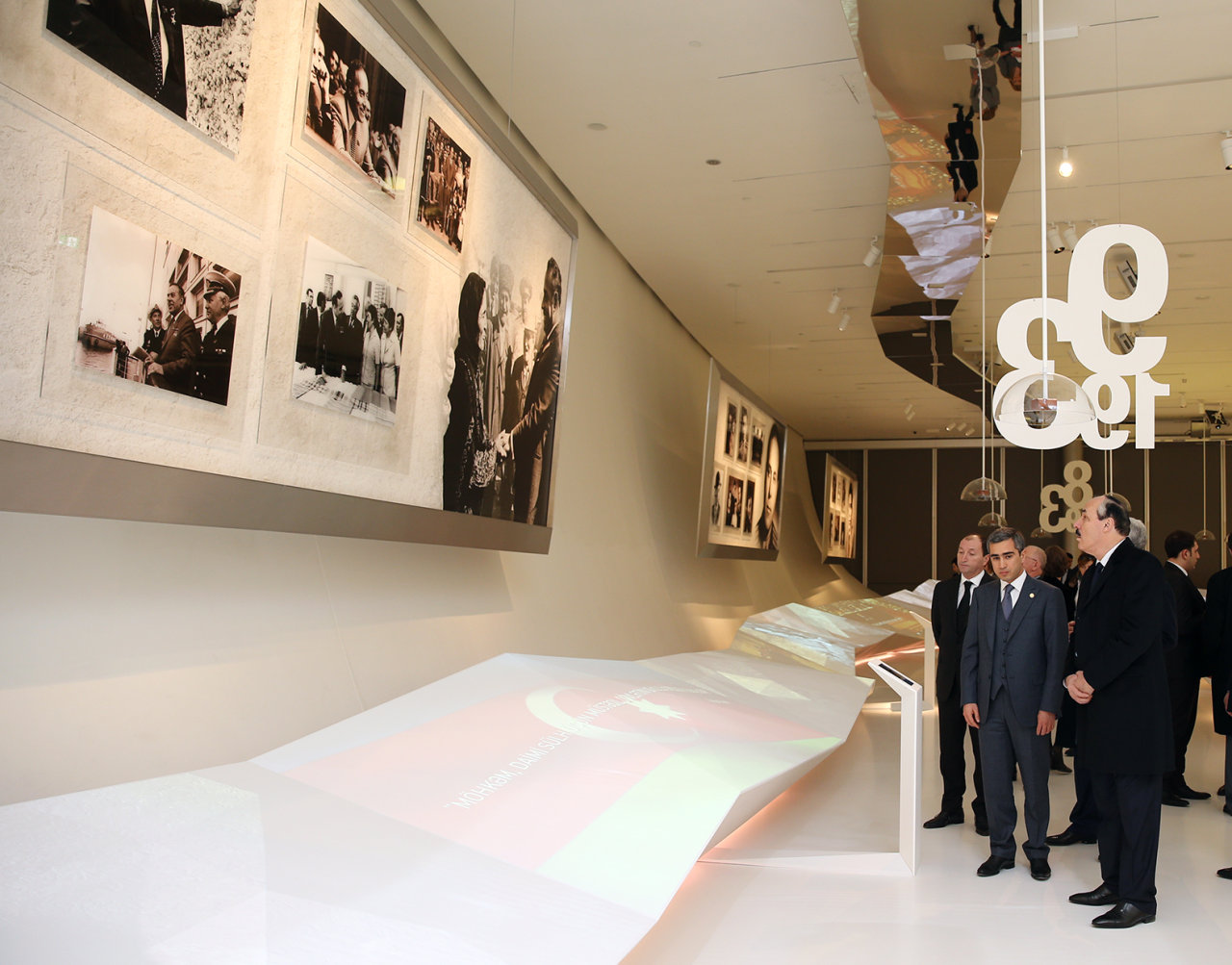 Президент Дагестана ознакомился с Центром Гейдара Алиева (ФОТО)